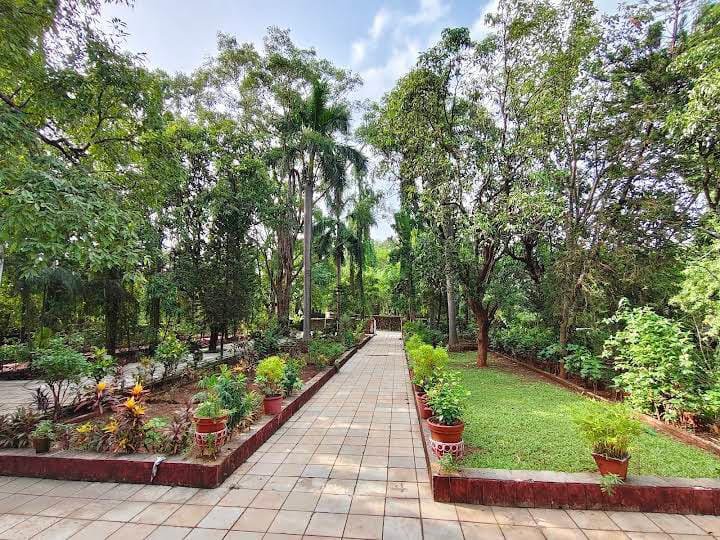 हिरवळयुक्त मंदिर परिसर व उद्यान मार्ग